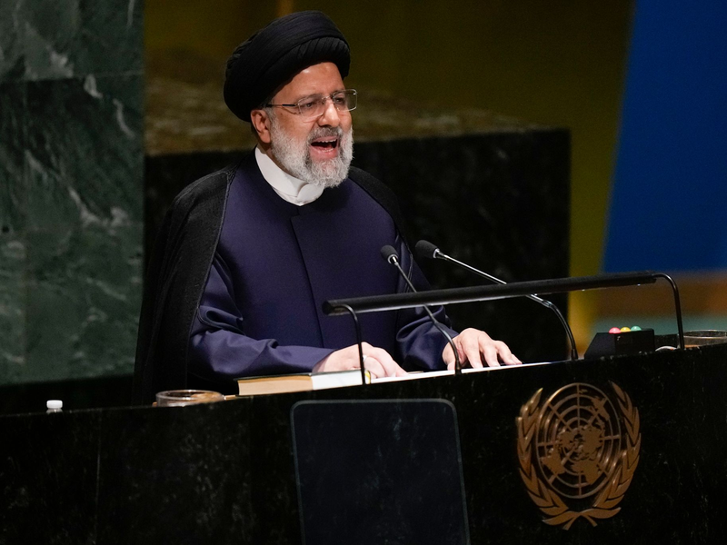 Irans Präsident Ebrahim Raisi spricht bei der 78. Sitzung der Generalversammlung der Vereinten Nationen im UN-Hauptquartier. - Foto: Seth Wenig/AP