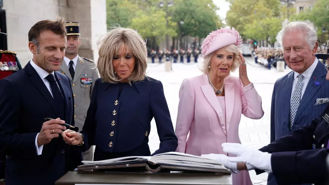 Präsident Emmanuel Macron (l-r) und und seine Ehefrau Brigitte Macron sowie Königin Camilla und König Charles III. von Großbritannien tragen sich während einer Zeremonie am Triumphbogen in Paris ins Goldene Buch ein. - Bild: Yoan Valat/EPA POOL/AP/dpa