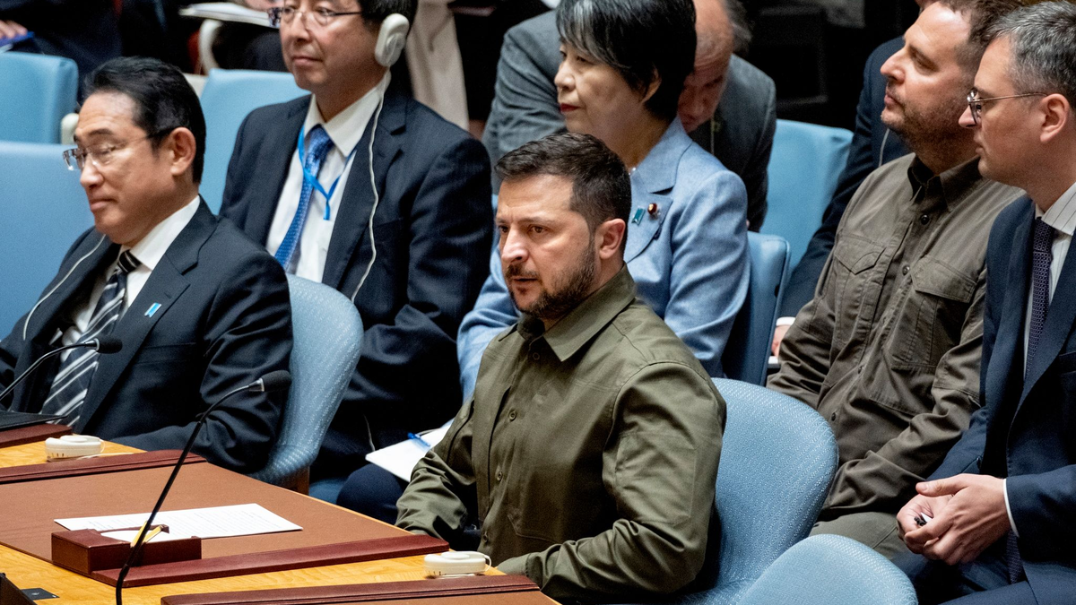 Der ukrainische Präsident Wolodymyr Selenskyj (M) nimmt an einer Sitzung des UN-Sicherheitsrates teil. - Foto: Craig Ruttle/AP/dpa