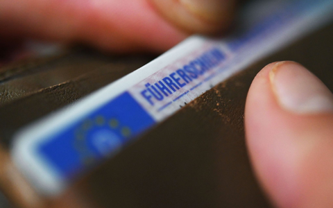 Teurer «Lappen»: 2100 bis 4400 Euro kostet ein Autoführerschein laut ADAC. Die Bundesvereinigung der Fahrlehrerverbände rechnet mit 2800 bis 3500 Euro. - Foto: Marijan Murat/dpa