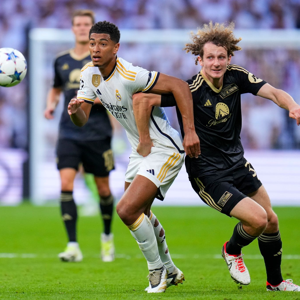 Real Madrids Jude Bellingham (l) und Unions Alex Kral im Zweikampf. - Foto: Manu Fernandez/AP