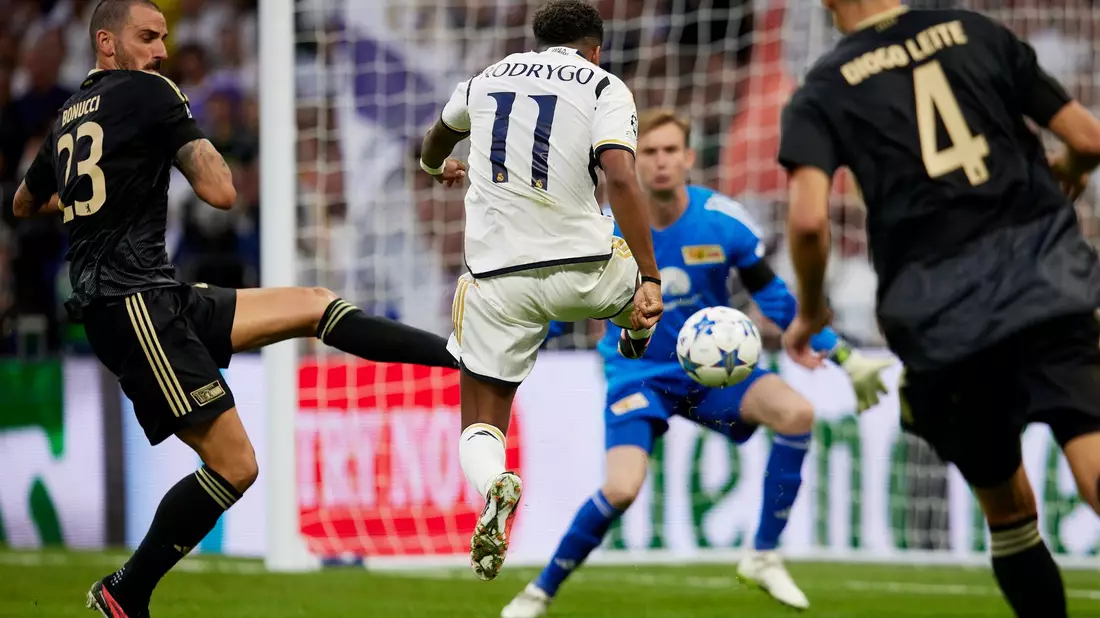 Reals Rodrygo (M) schießt auf das Tor von Union Berlin. - Bild: Ruben Albarran/ZUMA Press Wire/dpa