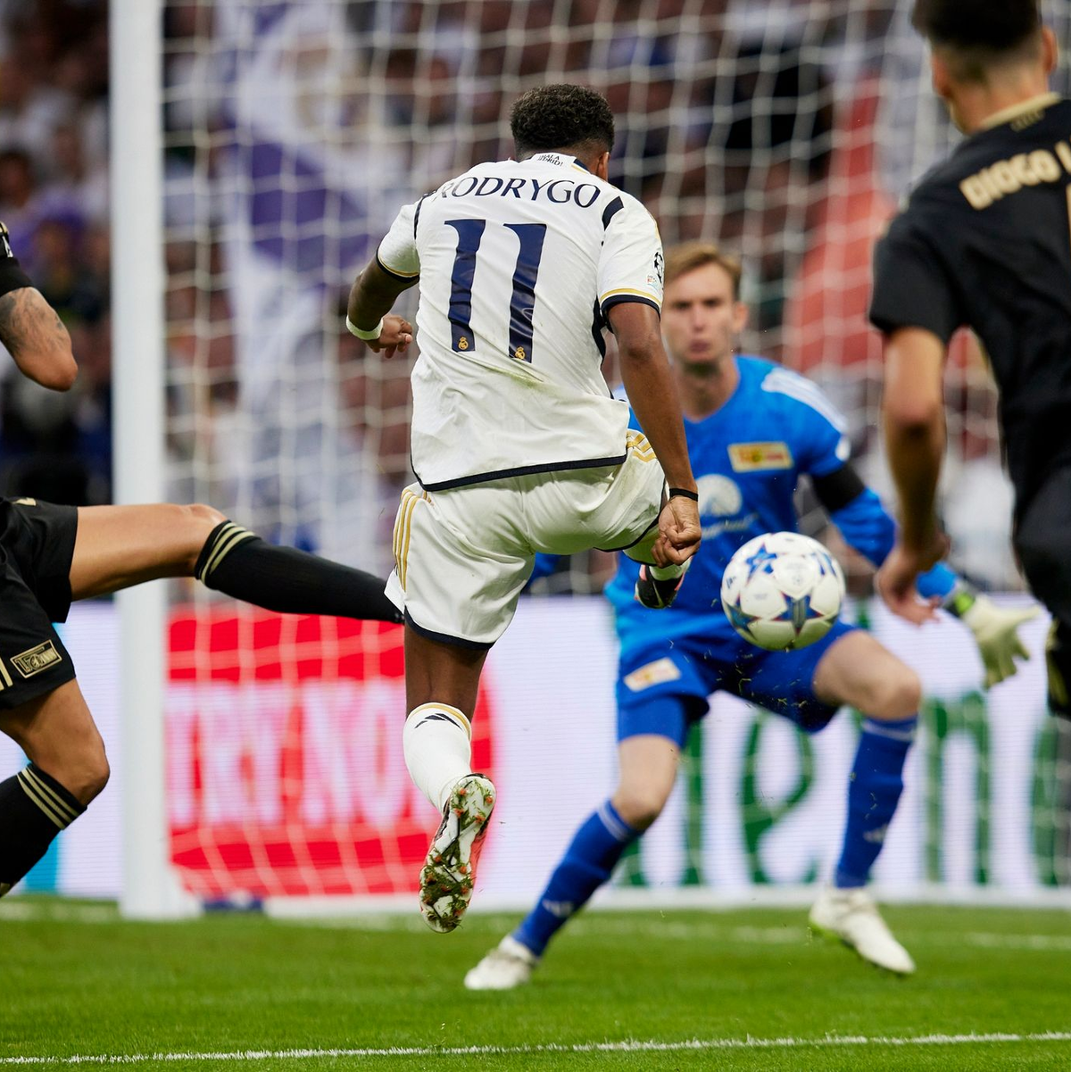 Reals Rodrygo (M) schießt auf das Tor von Union Berlin. - Foto: Ruben Albarran/ZUMA Press Wire/dpa