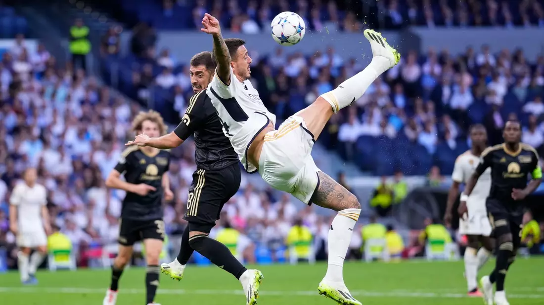 Real Madrids Joselu (r) kämpft mit Unions Josip Juranovic um den Ball. - Bild: Manu Fernandez/AP