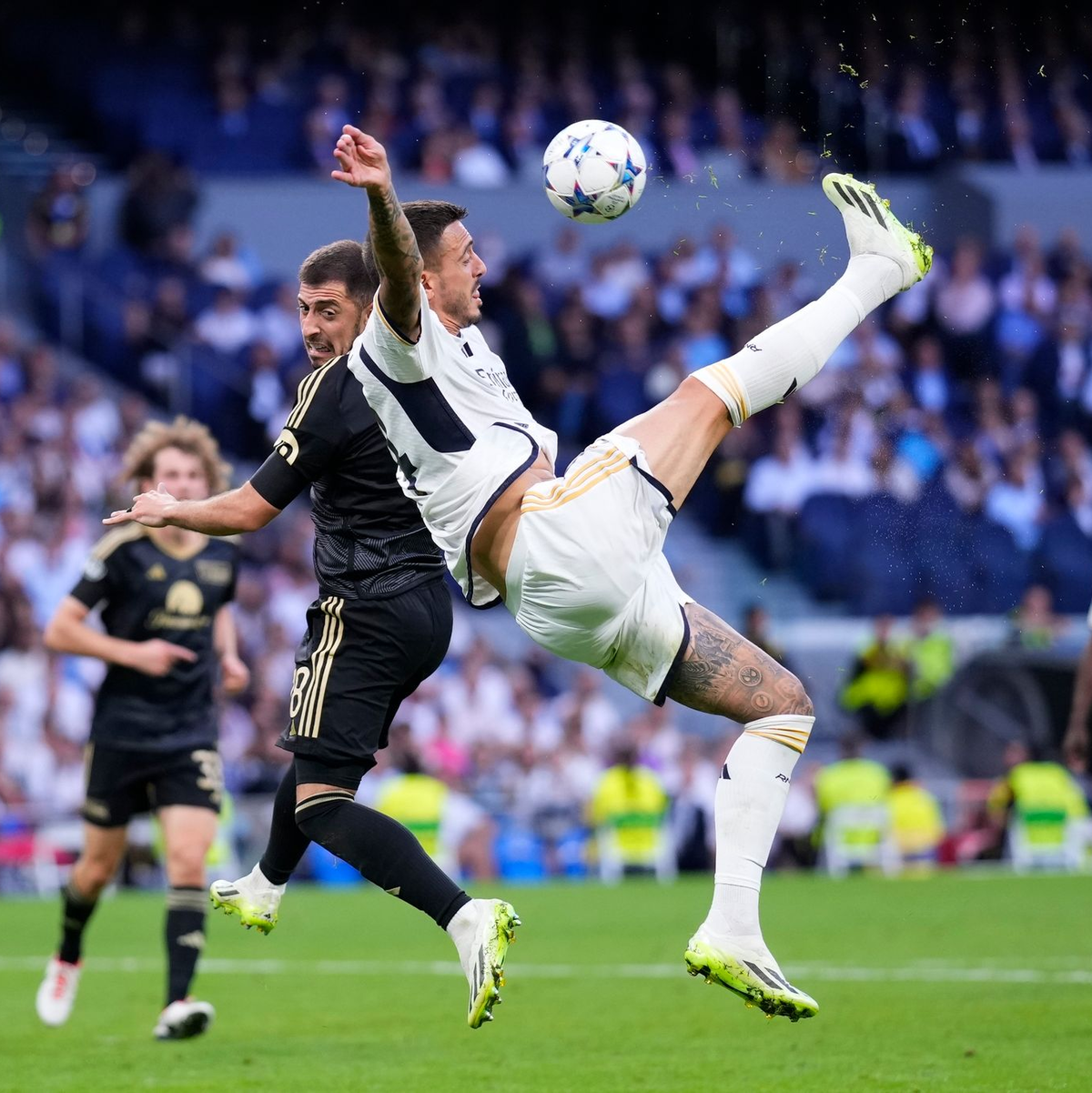 Real Madrids Joselu (r) kämpft mit Unions Josip Juranovic um den Ball. - Foto: Manu Fernandez/AP
