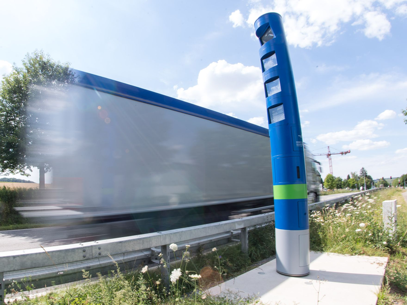 Ein Lastwagen fährt auf einer Bundesstraße an einer Mautsäule vorbei. - Foto: Sebastian Gollnow/dpa