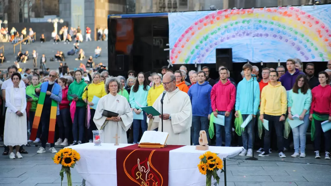 Pastoralreferent Manfred Becker-Irrnen hält eine Predigt beim Gottesdienst am Kölner Dom. - Bild: Sascha Thelen/dpa
