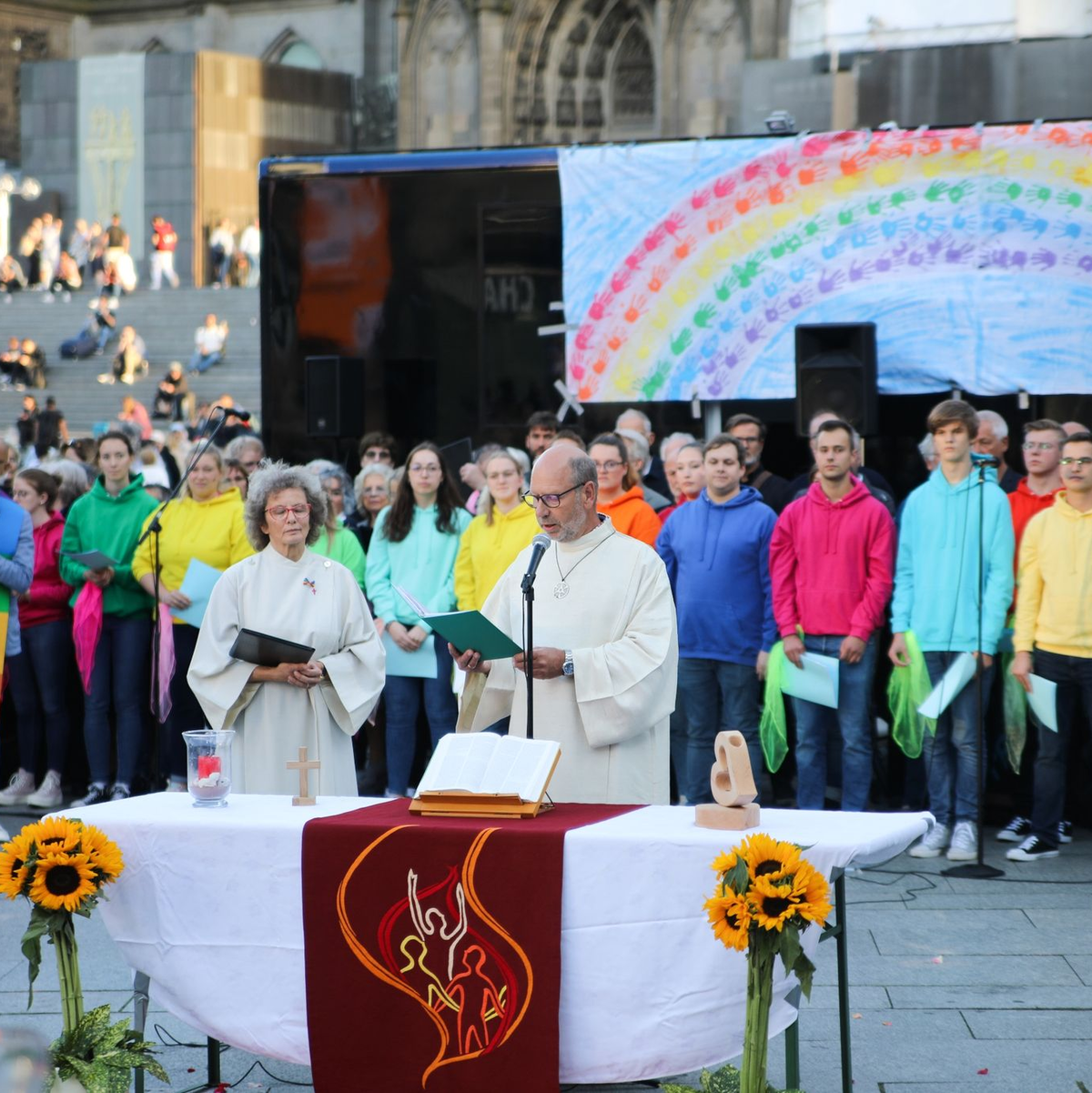 Pastoralreferent Manfred Becker-Irrnen hält eine Predigt beim Gottesdienst am Kölner Dom. - Foto: Sascha Thelen/dpa