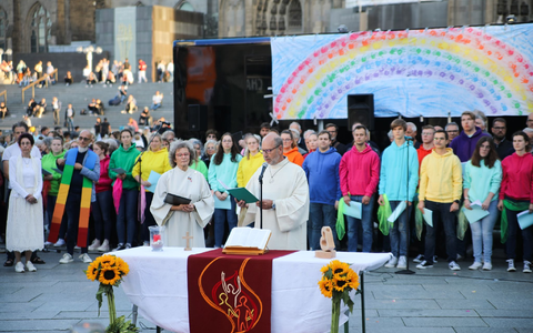 Pastoralreferent Manfred Becker-Irrnen hält eine Predigt beim Gottesdienst am Kölner Dom. - Foto: Sascha Thelen/dpa