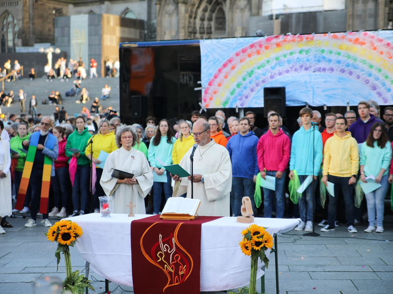 Pastoralreferent Manfred Becker-Irrnen hält eine Predigt beim Gottesdienst am Kölner Dom. - Foto: Sascha Thelen/dpa