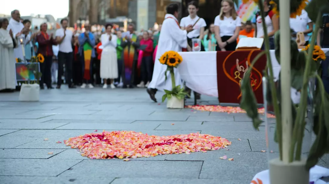 Zahlreiche Menschen feiern den Segnungsgottesdienst für gleichgeschlechtliche Paare vor dem Kölner Dom. - Bild: Sascha Thelen/dpa