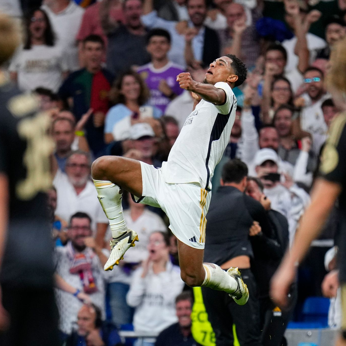 Real Madrids Jude Bellingham jubelt nach dem entscheidenden Treffer gegen Union Berlin. - Foto: Manu Fernandez/AP/dpa