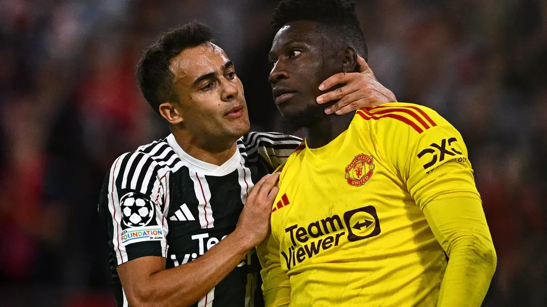 Manchesters Sergio Reguilon (l) tröstet nach dem ersten Gegentor Torwart Andre Onana. - Bild: Tom Weller/dpa