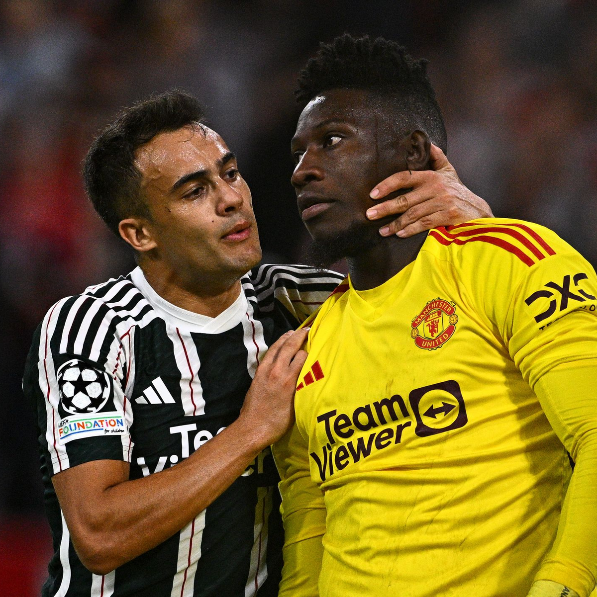 Manchesters Sergio Reguilon (l) tröstet nach dem ersten Gegentor Torwart Andre Onana. - Foto: Tom Weller/dpa