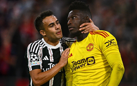 Bundespräsident Frank-Walter Steinmeier tröstete die deutschen Spieler nach der Niederlage. - Foto: Tom Weller/dpa