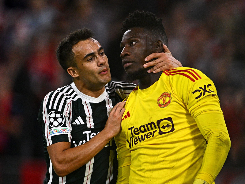 Bundespräsident Frank-Walter Steinmeier tröstete die deutschen Spieler nach der Niederlage. - Foto: Tom Weller/dpa