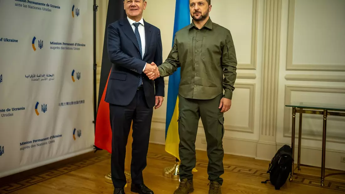 Bundeskanzler Olaf Scholz (l) und Präsident Wolodymyr Selenskyj bei ihrem bilateralen Treffen nach der Sitzung des UN-Sicherheitsrats. - Bild: Michael Kappeler/dpa