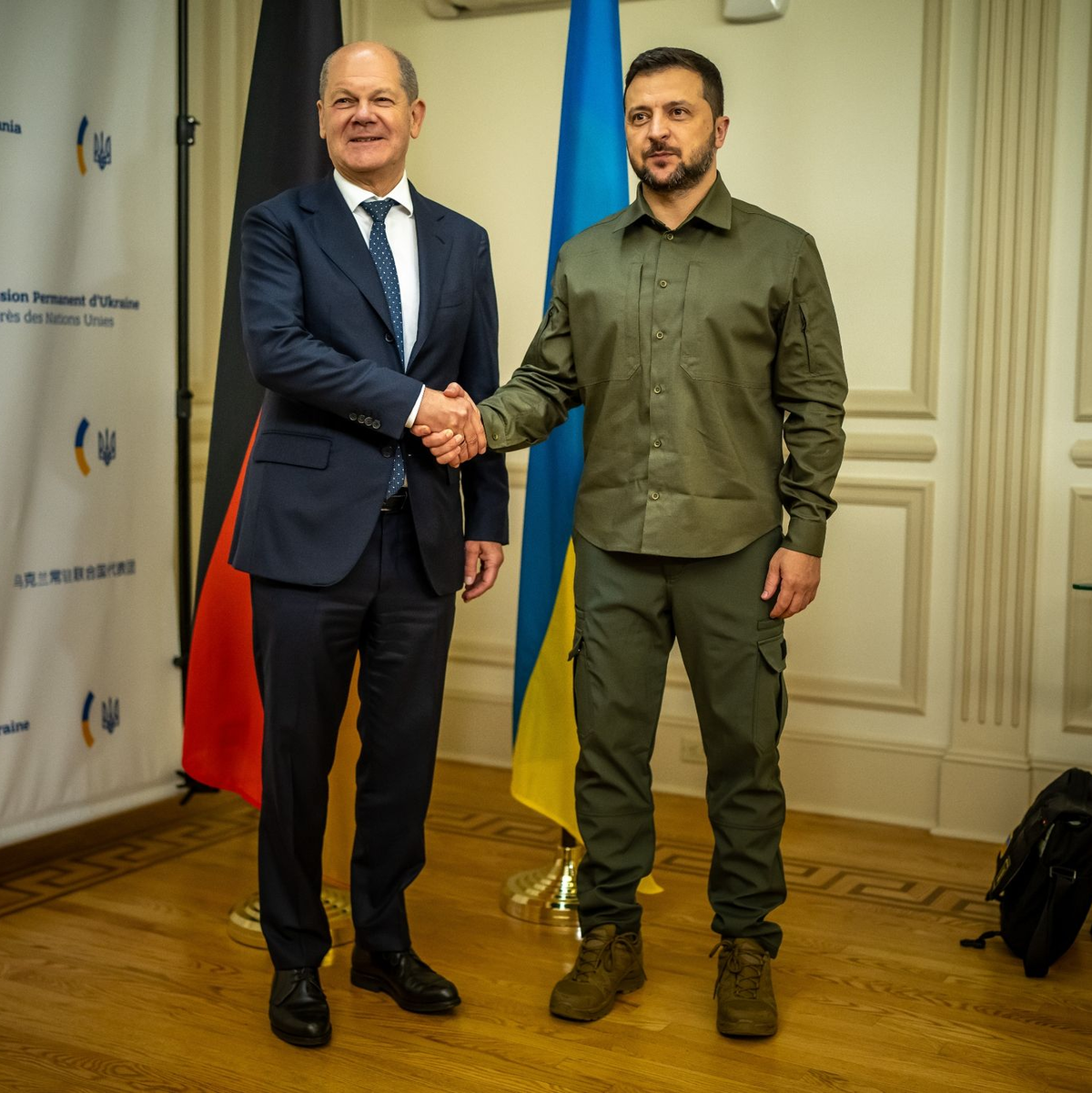 Bundeskanzler Olaf Scholz (l) und Präsident Wolodymyr Selenskyj bei ihrem bilateralen Treffen nach der Sitzung des UN-Sicherheitsrats. - Foto: Michael Kappeler/dpa