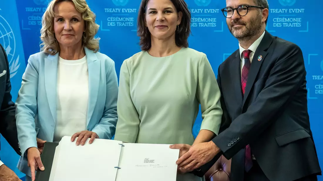 Umweltministerin Steffi Lemke (l) und Außenministerin Annalena Baerbock mit Sebastian Unger, Meeresbeauftragter der Bundesregierung, nach der Unterzeichnung des Meeresschutzabkommens. - Bild: Michael Kappeler/dpa