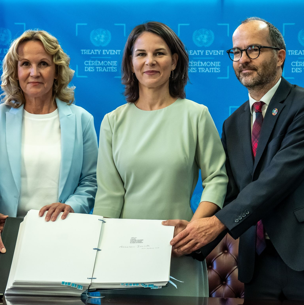 Umweltministerin Steffi Lemke (l) und Außenministerin Annalena Baerbock mit Sebastian Unger, Meeresbeauftragter der Bundesregierung, nach der Unterzeichnung des Meeresschutzabkommens. - Foto: Michael Kappeler/dpa