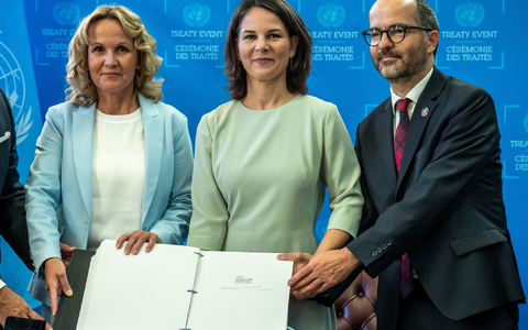 Umweltministerin Steffi Lemke (l) und Außenministerin Annalena Baerbock mit Sebastian Unger, Meeresbeauftragter der Bundesregierung, nach der Unterzeichnung des Meeresschutzabkommens. - Foto: Michael Kappeler/dpa