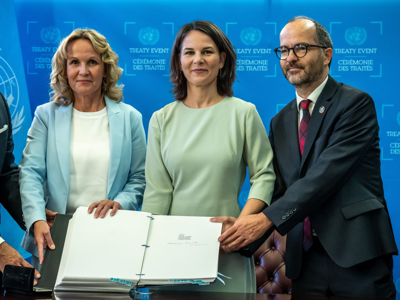 Umweltministerin Steffi Lemke (l) und Außenministerin Annalena Baerbock mit Sebastian Unger, Meeresbeauftragter der Bundesregierung, nach der Unterzeichnung des Meeresschutzabkommens. - Foto: Michael Kappeler/dpa
