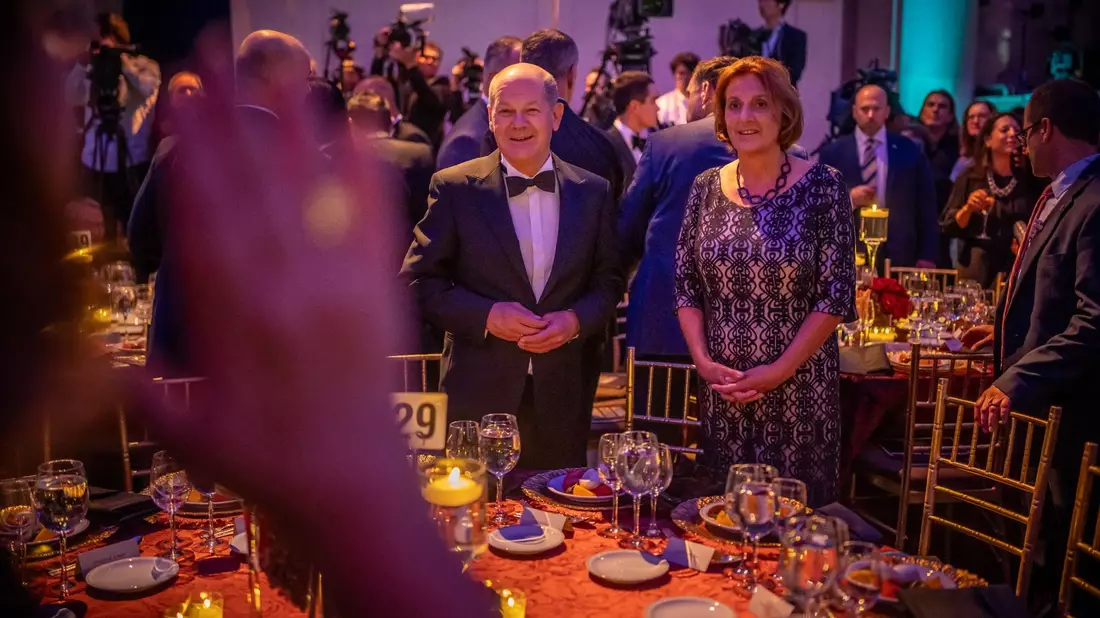 Bundeskanzler Olaf Scholz (SPD) steht bei der Verleihung des Global Citizen Award in New York neben seiner Frau Britta Ernst. - Bild: Michael Kappeler/dpa