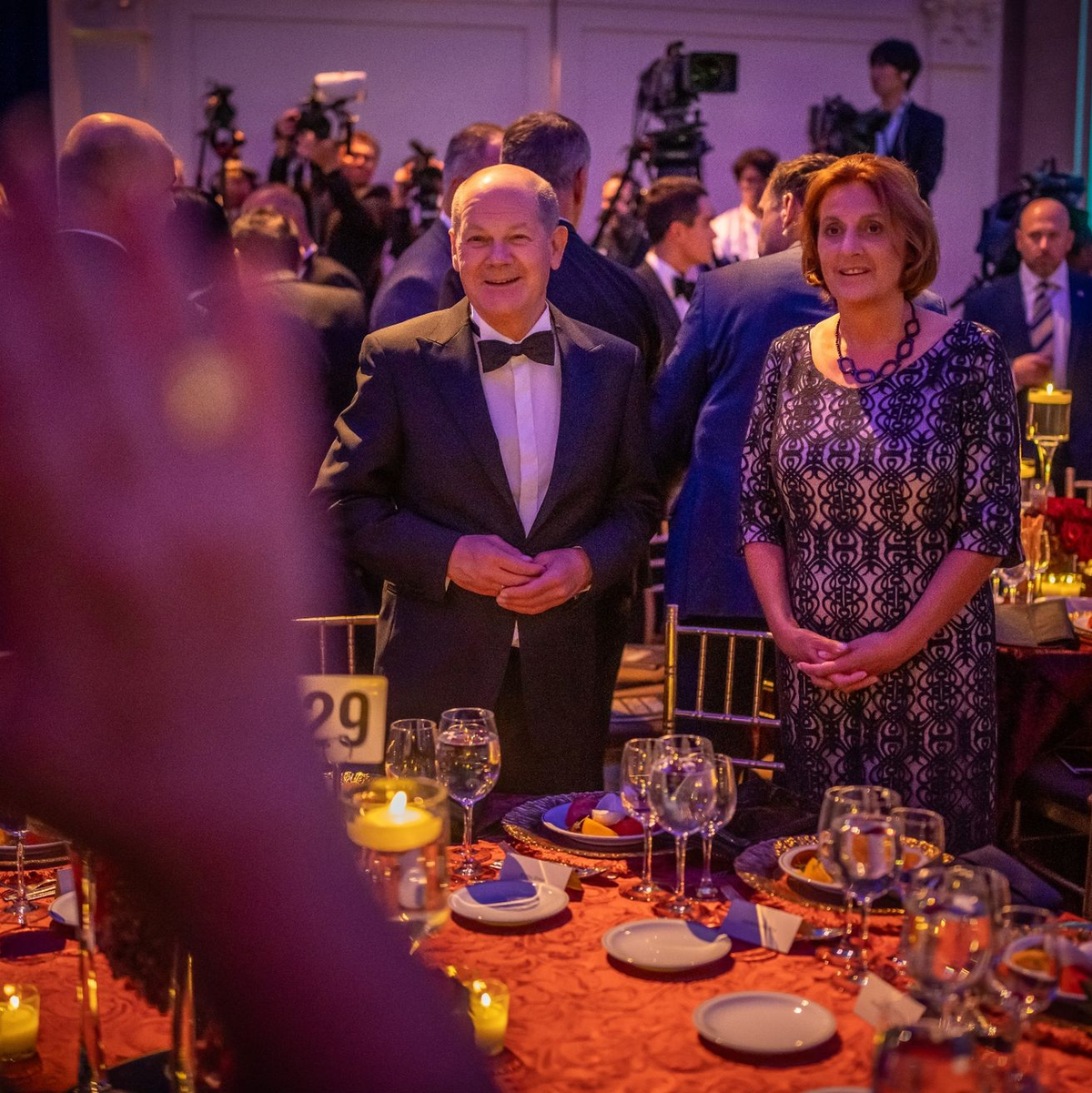 Bundeskanzler Olaf Scholz (SPD) steht bei der Verleihung des Global Citizen Award in New York neben seiner Frau Britta Ernst. - Foto: Michael Kappeler/dpa