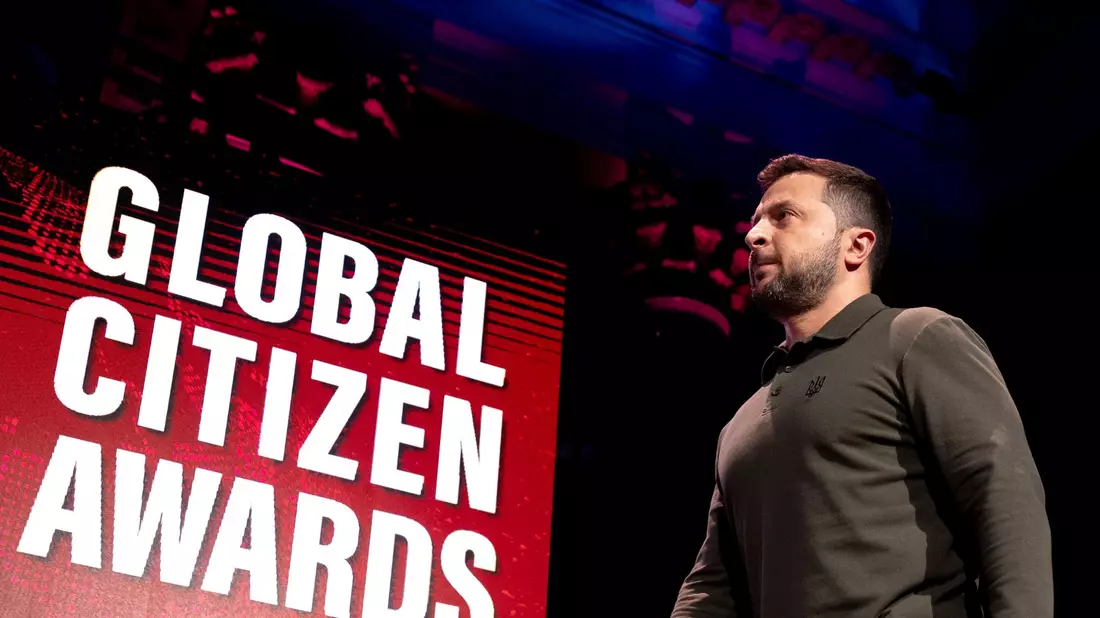 Der ukrainische Präsident Wolodymyr Selenskyj nimmt in New York den Global Citizen Awards entgegen. - Bild: Julia Nikhinson/AP/dpa