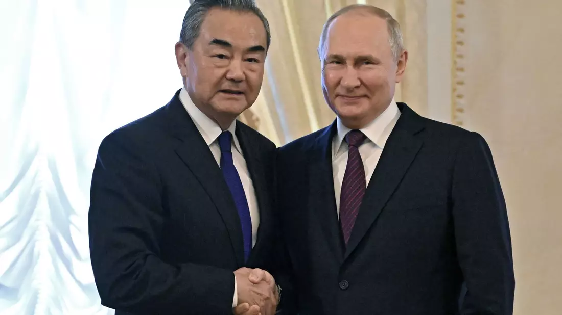Wladimir Putin und empfängt Chinas Außenminister Wang Yi im Konstantin-Palast in St. Petersburg. - Bild: Kristina Kormilitsyna/Pool Sputnik Kremlin/AP/dpa