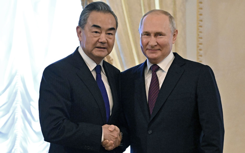 Wladimir Putin und empfängt Chinas Außenminister Wang Yi im Konstantin-Palast in St. Petersburg. - Foto: Kristina Kormilitsyna/Pool Sputnik Kremlin/AP/dpa