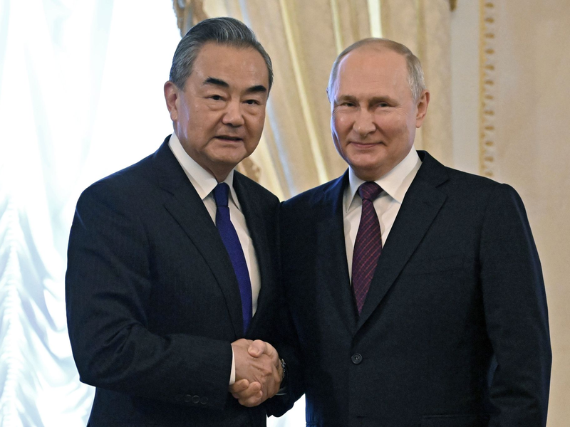 Wladimir Putin und empfängt Chinas Außenminister Wang Yi im Konstantin-Palast in St. Petersburg. - Foto: Kristina Kormilitsyna/Pool Sputnik Kremlin/AP/dpa