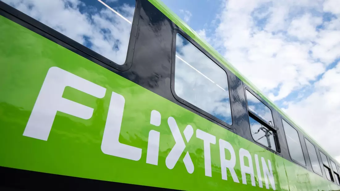 In Deutschland ist Flix mit seinem Flixtrain auch im Fernverkehr auf der Schiene aktiv. - Bild: Marius Becker/dpa