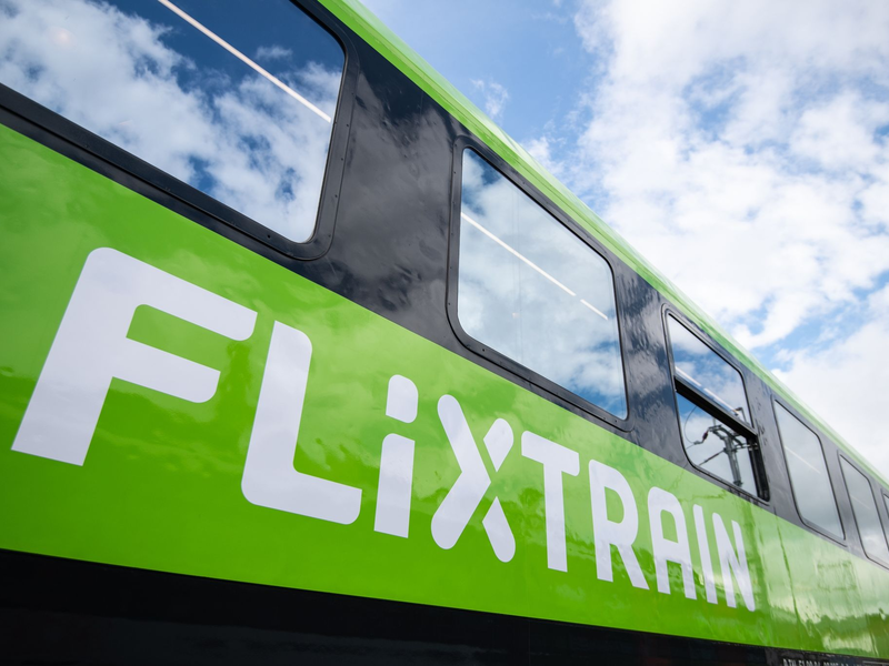 In Deutschland ist Flix mit seinem Flixtrain auch im Fernverkehr auf der Schiene aktiv. - Foto: Marius Becker/dpa