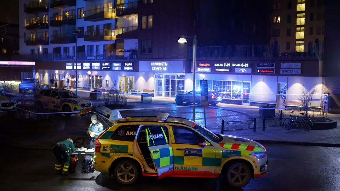 Medizinisches Personal steht in Solna nördlich von Stockholm an der Stelle, an der ein Mann erschossen aufgefunden wurde. - Bild: Christine Olsson/TT News Agency/AP/dpa