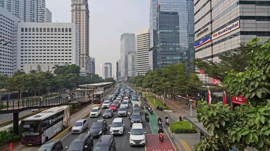 Indonesiens Haupstadt Jakarta. Weil eine indonesische Lifestyle-Influencerin in einem Tiktok-Video Schwein gegessen hat, wurde sie zu einer Gefängnisstrafe und einer Geldbuße von umgerechnet rund 15.200 Euro verurteilt. - Bild: Tatan Syuflana/AP