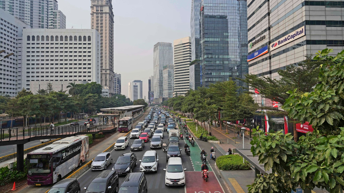 Indonesiens Haupstadt Jakarta. Weil eine indonesische Lifestyle-Influencerin in einem Tiktok-Video Schwein gegessen hat, wurde sie zu einer Gefängnisstrafe und einer Geldbuße von umgerechnet rund 15.200 Euro verurteilt. - Foto: Tatan Syuflana/AP