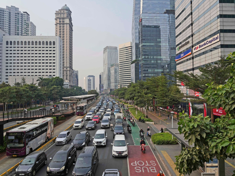 Indonesiens Haupstadt Jakarta. Weil eine indonesische Lifestyle-Influencerin in einem Tiktok-Video Schwein gegessen hat, wurde sie zu einer Gefängnisstrafe und einer Geldbuße von umgerechnet rund 15.200 Euro verurteilt. - Foto: Tatan Syuflana/AP