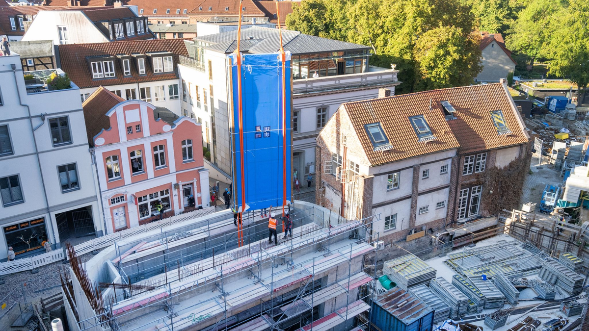 Ein tonnenschweres Scheibenteil wird von einem Kran in das im Umbau befindlche Meeresmuseum manövriert. - Foto: Stefan Sauer/dpa