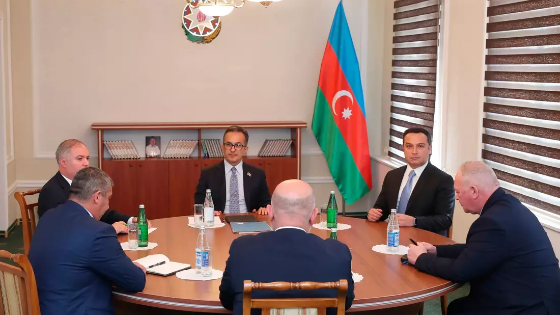 Vertreter der armenischen Gemeinschaft aus Berg-Karabach, der aserbaidschanischen Regierung und ein Vertreter des russischen Friedenskontingents nehmen an den Gesprächen in Yevlax teil. - Bild: Roman Ismailov/Azerbaijan State News Agency AZERTAC/AP/dpa