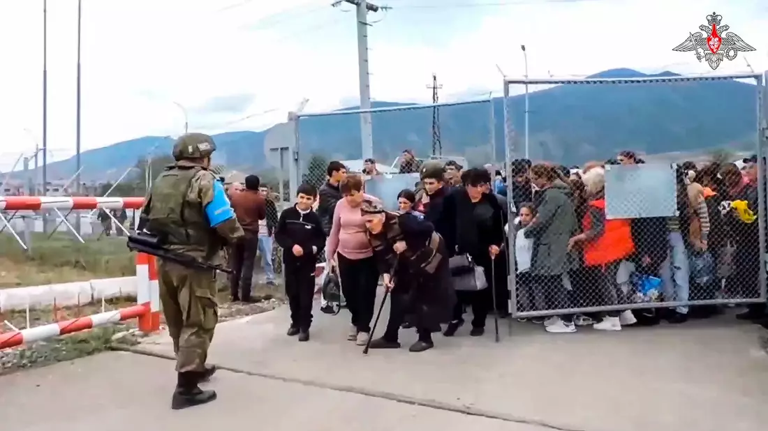 Auf dem Videostandbild des russischen Verteidigungsministeriums treffen ethnische Armenier in einem Lager der russischen Truppen in der Nähe von Stepanakert ein. - Bild: Uncredited/Russian Defense Ministry Press Service/AP/dpa