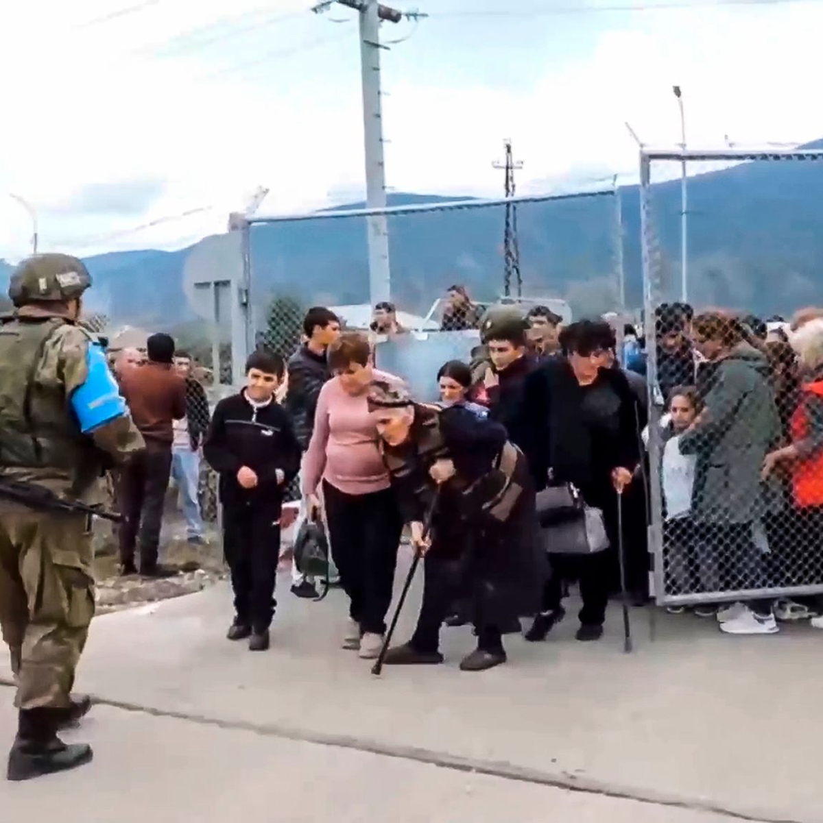 Auf dem Videostandbild des russischen Verteidigungsministeriums treffen ethnische Armenier in einem Lager der russischen Truppen in der Nähe von Stepanakert ein. - Foto: Uncredited/Russian Defense Ministry Press Service/AP/dpa
