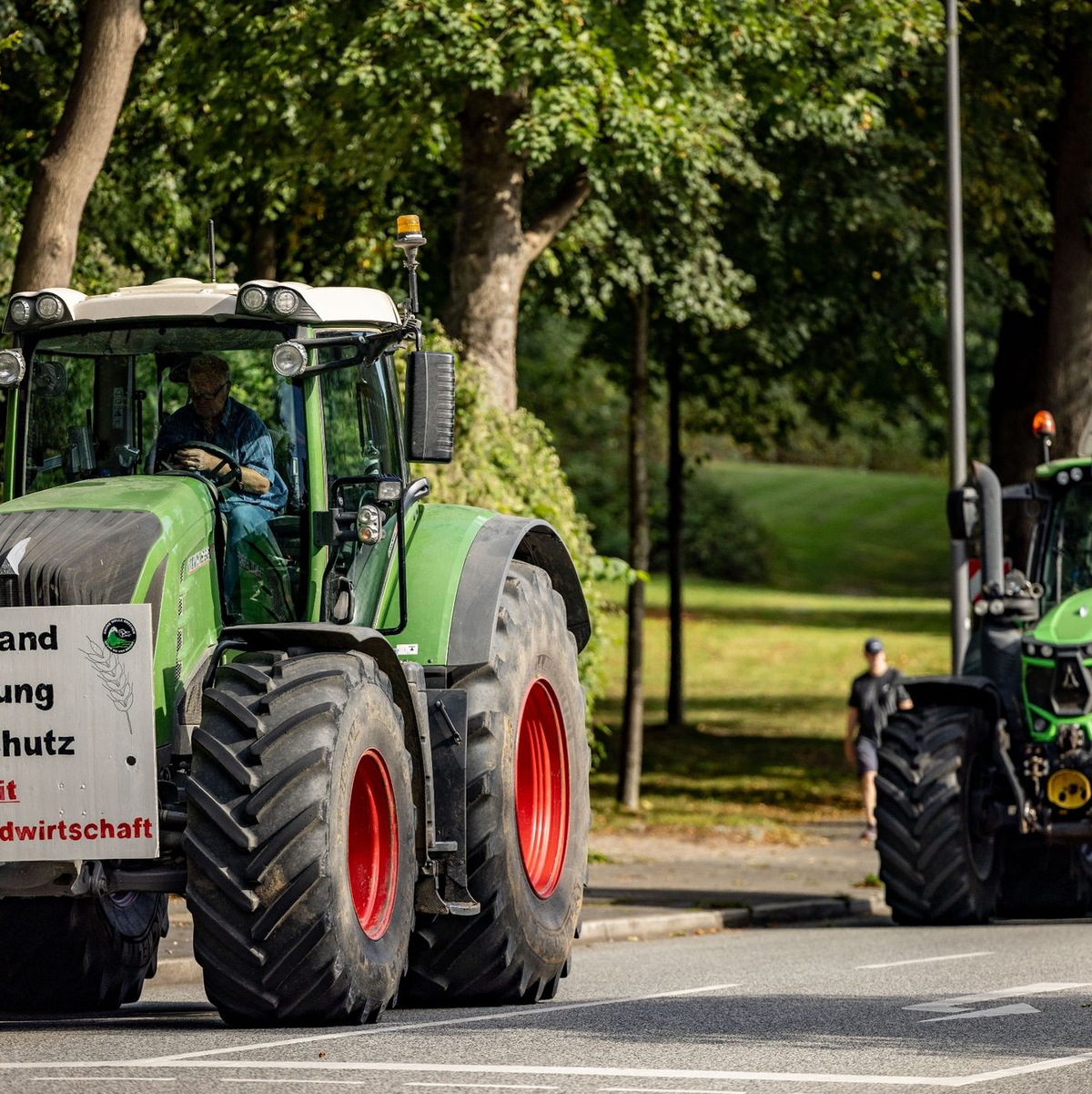 Cem Özdemir (Bündnis90/Die Grünen, l) Bundesminister für Ernährung und Landwirtschaft, trifft Werner Schwarz (CDU), Schleswig-Holsteins Minister für Landwirtschaft. - Foto: Axel Heimken/dpa