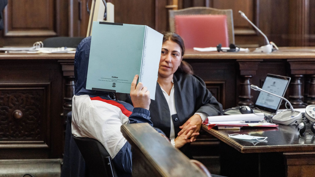 Das Urteil gegen den Mann aus Hamburg, der seine Großmutter mit einem Beil getötet haben soll, lautet Totschlag. Das Urteil ist noch nicht rechtskräftig. - Foto: Markus Scholz/dpa