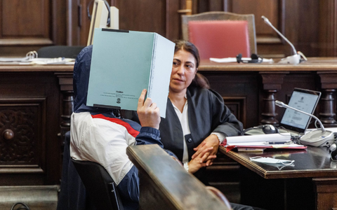 Das Urteil gegen den Mann aus Hamburg, der seine Großmutter mit einem Beil getötet haben soll, lautet Totschlag. Das Urteil ist noch nicht rechtskräftig. - Foto: Markus Scholz/dpa