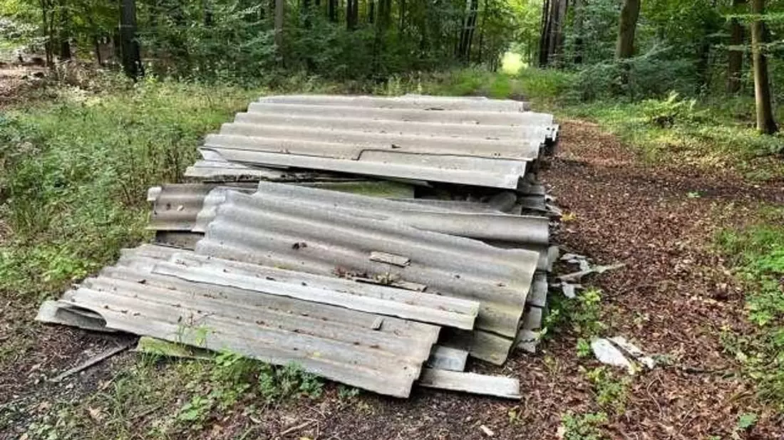 POL-UL: (GP) Bad Überkingen - Asbest im Wald entsorgt / Zeugen sucht die Polizei im Zusammenhang mit einer illegalen Müllentsorgung. - Bild: presseportal.de