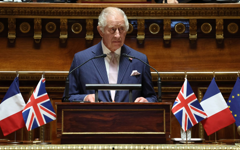 König Charles III. erinnert im französischen Senat an die Freundschaft zwischen Frankreich und Großbritannien. - Foto: Emmanuel Dunand/AFP Pool/AP/dpa