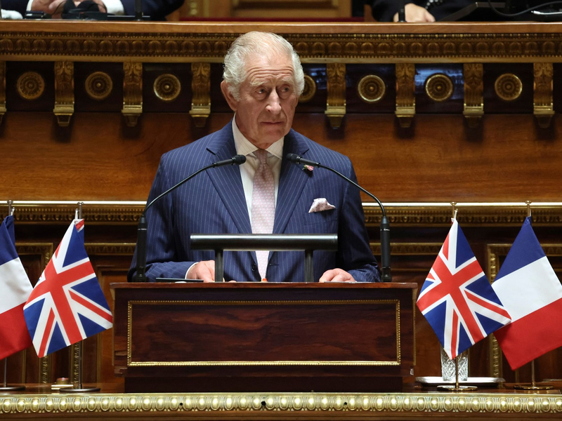 König Charles III. erinnert im französischen Senat an die Freundschaft zwischen Frankreich und Großbritannien. - Foto: Emmanuel Dunand/AFP Pool/AP/dpa