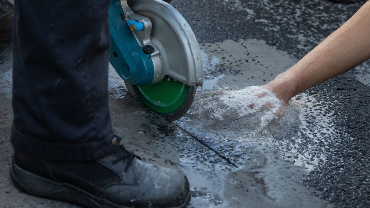 Eine 41-Jährige hat nach Angaben der Letzten Generation die bislang höchste Strafe bekommen, die gegen ein Mitglied der Protestgruppe wegen Sitzblockaden ausgesprochen wurde. - Foto: Hannes P. Albert/dpa