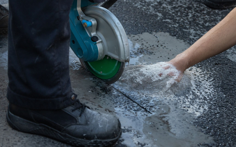 Eine 41-Jährige hat nach Angaben der Letzten Generation die bislang höchste Strafe bekommen, die gegen ein Mitglied der Protestgruppe wegen Sitzblockaden ausgesprochen wurde. - Foto: Hannes P. Albert/dpa
